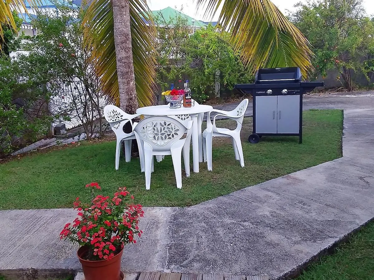 Chaleureuse Maison Au Moule Avec Piscine Partagee Le Moule